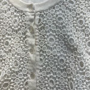 Cotton sweater with 3/4 sleeves.